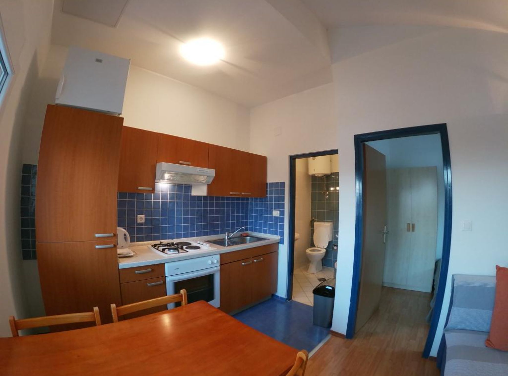 Appartement ((A1) OneBedroom Apartment with Terrac) | Cuisine privée | Réfrigérateur