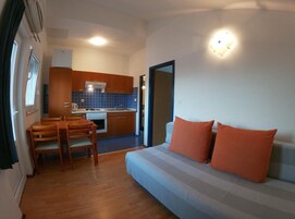 Apartamento ((A1) OneBedroom Apartment with Terrac) | Sala de estar | Televisión de pantalla plana de 32 pulgadas con canales por satélite