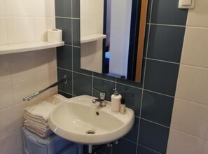 Apartment ((A1) OneBedroom Apartment with Terrac) | Bathroom