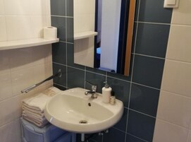 Apartamento ((A1) OneBedroom Apartment with Terrac) | Baño | Ducha y toallas