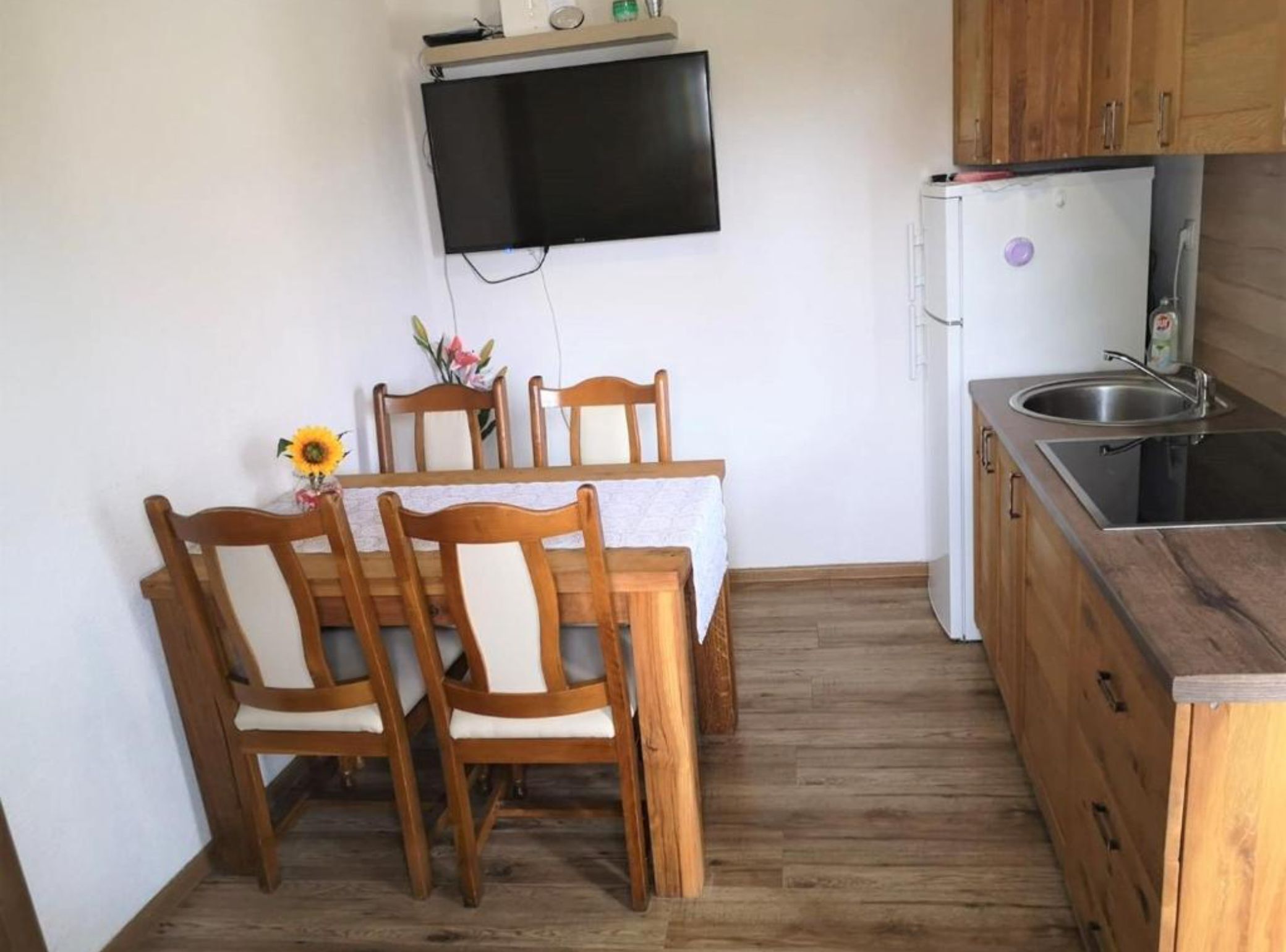 Lägenhet (Two bedrom apartment) | Vardagsrum | 32-tums smart-tv med satellitkanaler