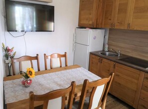 Căn hộ (Two bedrom apartment) | Bếp riêng | Tủ lạnh 