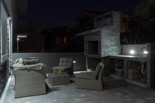 House (Eight Bedroom Holiday Home with Hot-T) | BBQ/picnic area