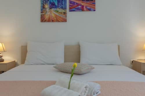 House (Eight Bedroom Holiday Home with Hot-T) | 1 bedroom, cribs/infant beds