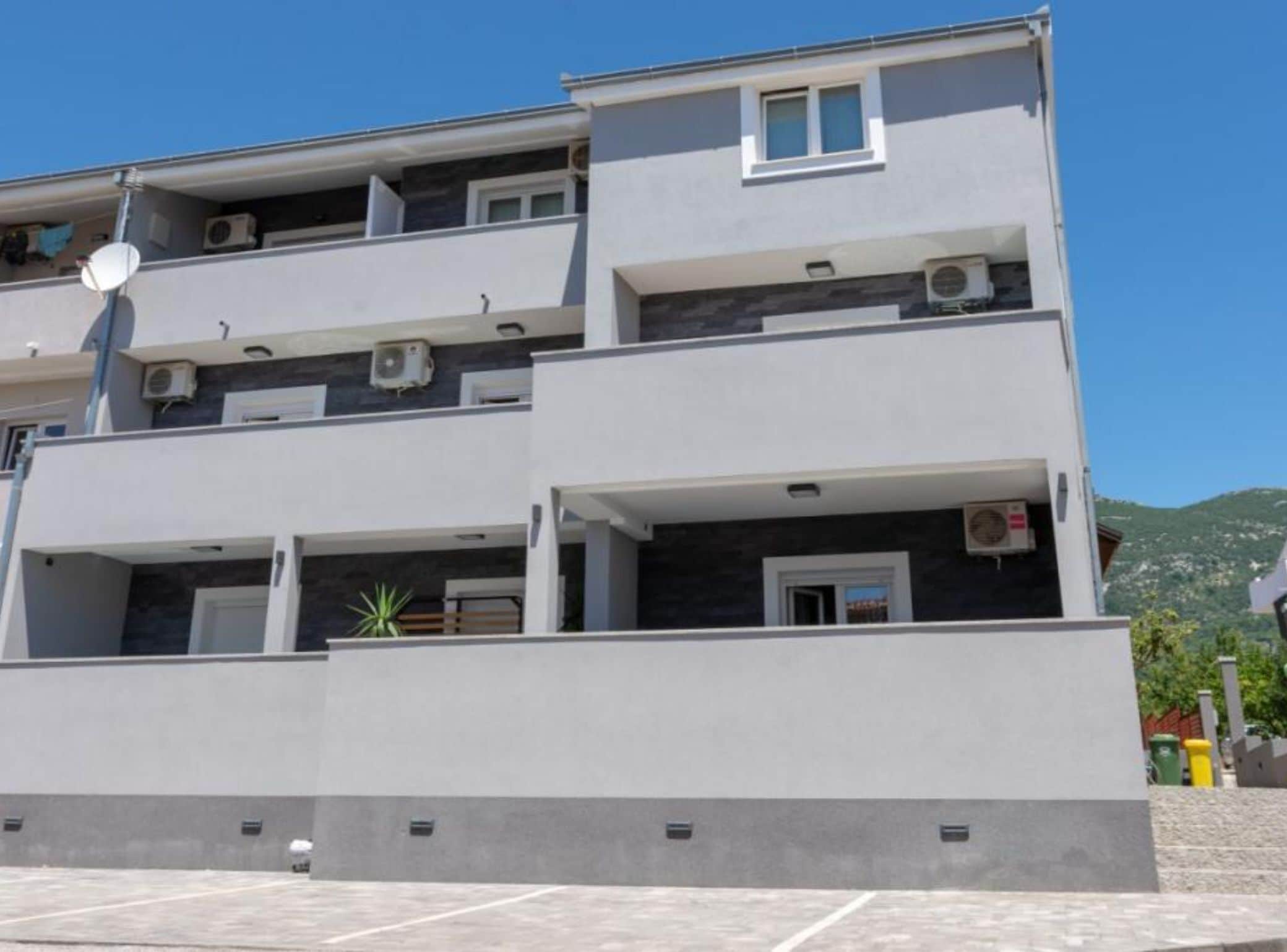 House (Eight Bedroom Holiday Home with Hot-T) | Exterior