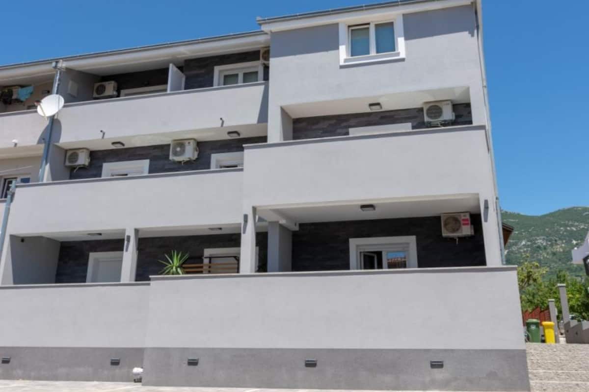 House (Eight Bedroom Holiday Home with Hot-T) | Exterior