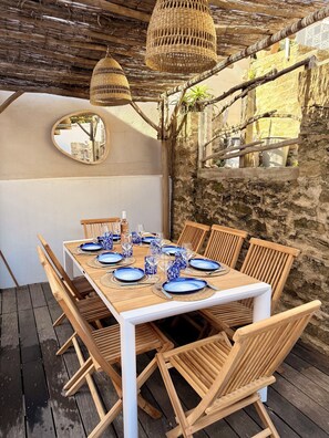 Outdoor dining - Adorable, comfortable townhouse in the heart of Le Lavandou! Sleeps 8 (Le Lavandou)