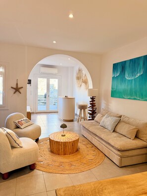 Living area - Adorable, comfortable townhouse in the heart of Le Lavandou! Sleeps 8 (Le Lavandou)