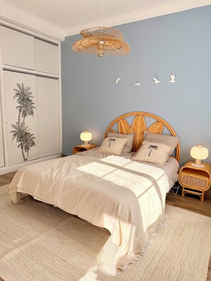 Desk, iron/ironing board, free WiFi, bed sheets - Adorable, comfortable townhouse in the heart of Le Lavandou! Sleeps 8 (Le Lavandou)