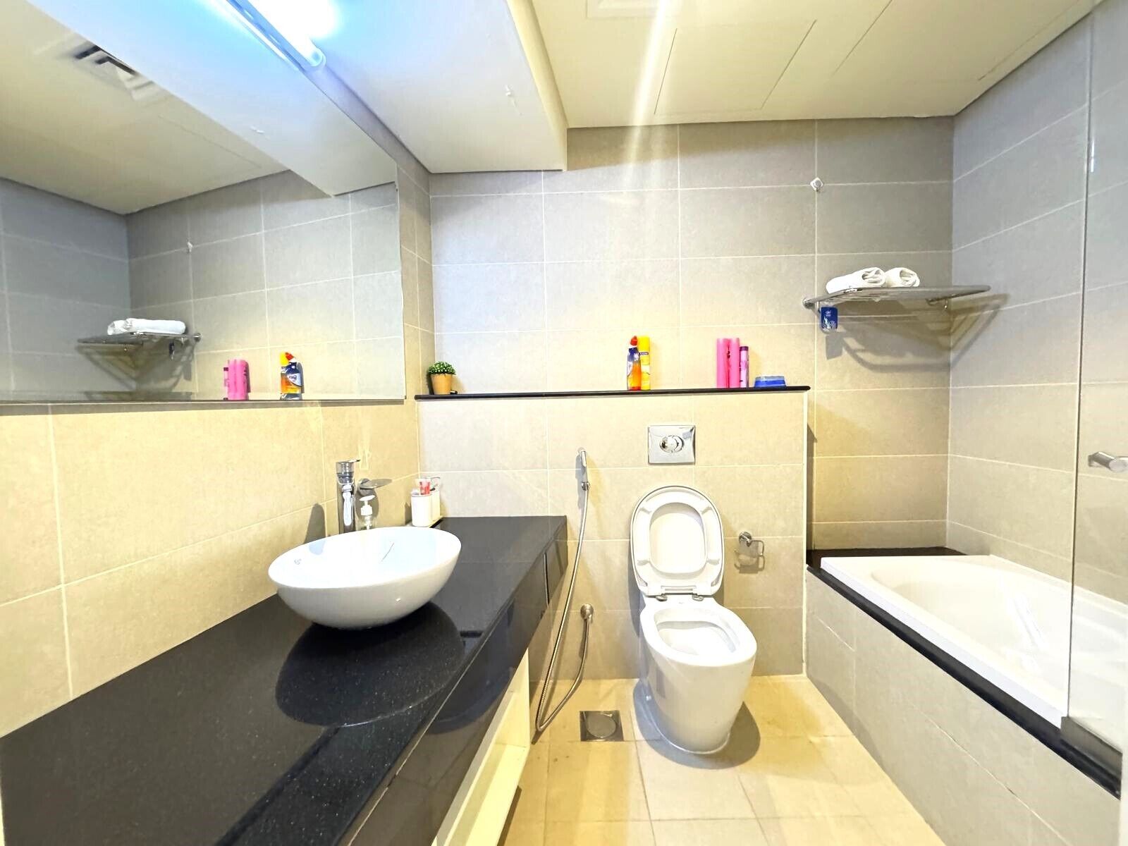 Familie appartement, balkon, uitzicht op het strand | Badkamer | Handdoeken, zeep, shampoo, toiletpapier