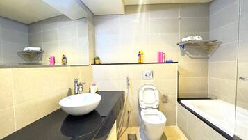 Familie appartement, balkon, uitzicht op het strand | Badkamer | Handdoeken, zeep, shampoo, toiletpapier