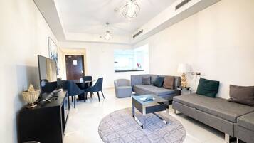 Familie appartement, balkon, uitzicht op het strand | Verduisterende gordijnen, een strijkplank/strijkijzer, gratis wifi