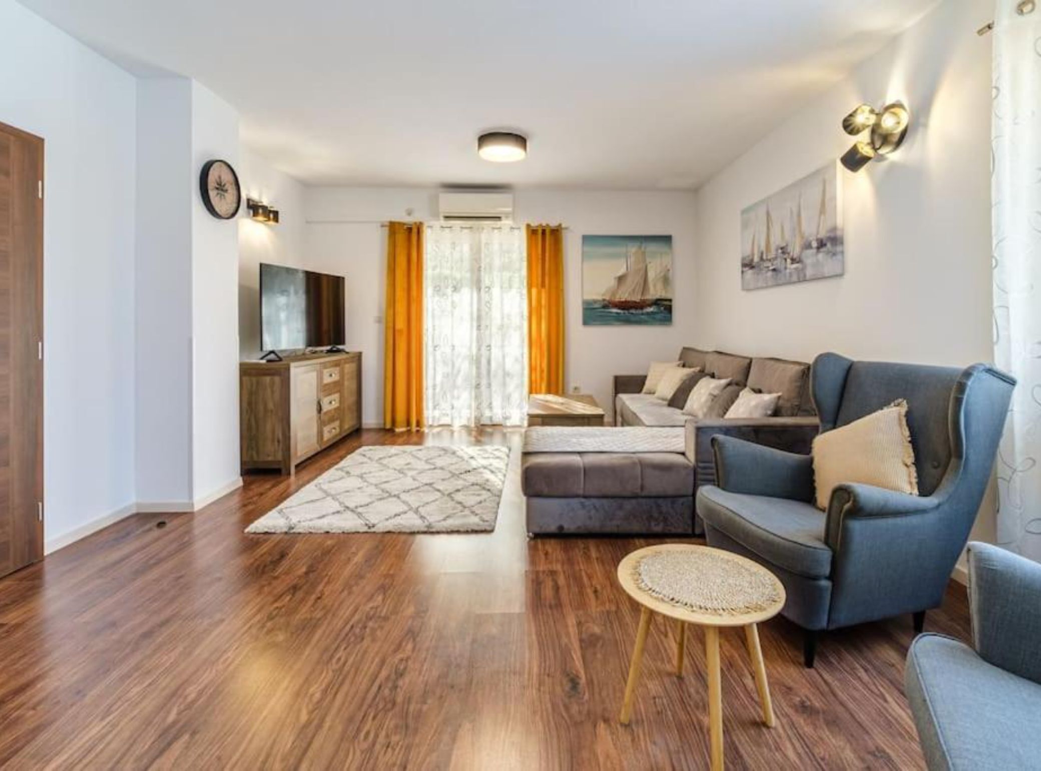 Apartment (Three Bedroom Apartment with Sea View) | Living room | 32-inch flat-screen TV with satellite channels