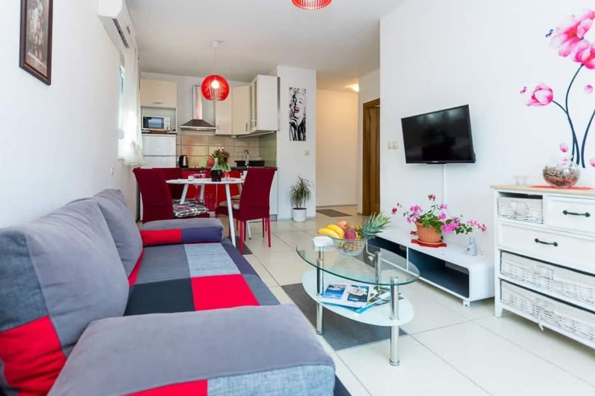 Apartamento (One Bedroom Apartment with Balcony) | Sala de estar | Televisión de pantalla plana de 32 pulgadas con canales por satélite