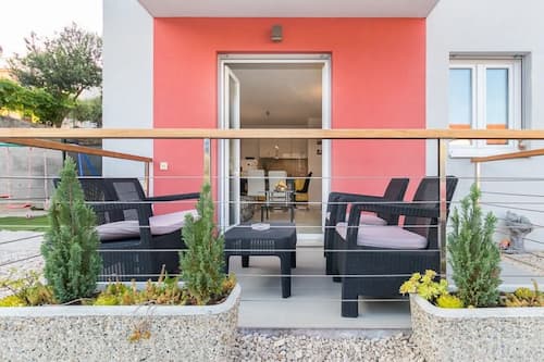 Lägenhet (Standard One Bedroom Apartment with B) | Vardagsrum | 32-tums platt-tv med satellitkanaler och ett bordtennisbord