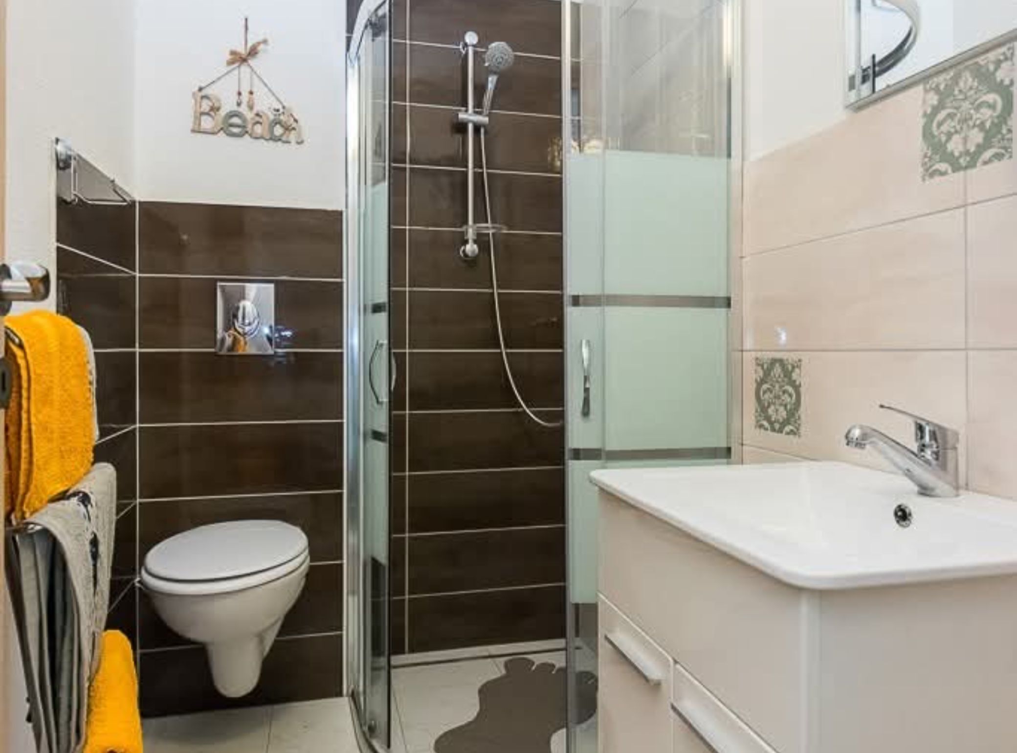 Apartment (Standard One Bedroom Apartment with B) | Bathroom | Shower, towels