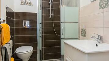 Apartment (Standard One Bedroom Apartment with B) | Bathroom | Shower, towels