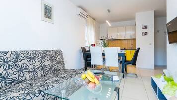 Apartamento (Standard One Bedroom Apartment with B) | Sala de estar | Televisión de pantalla plana de 32 pulgadas con canales por satélite