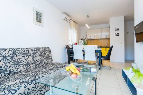 Lägenhet (Standard One Bedroom Apartment with B) | Vardagsrum | 32-tums platt-tv med satellitkanaler och ett bordtennisbord