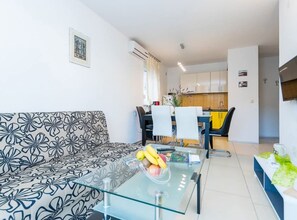 Appartement (Standard One Bedroom Apartment with B) | Salle de séjour