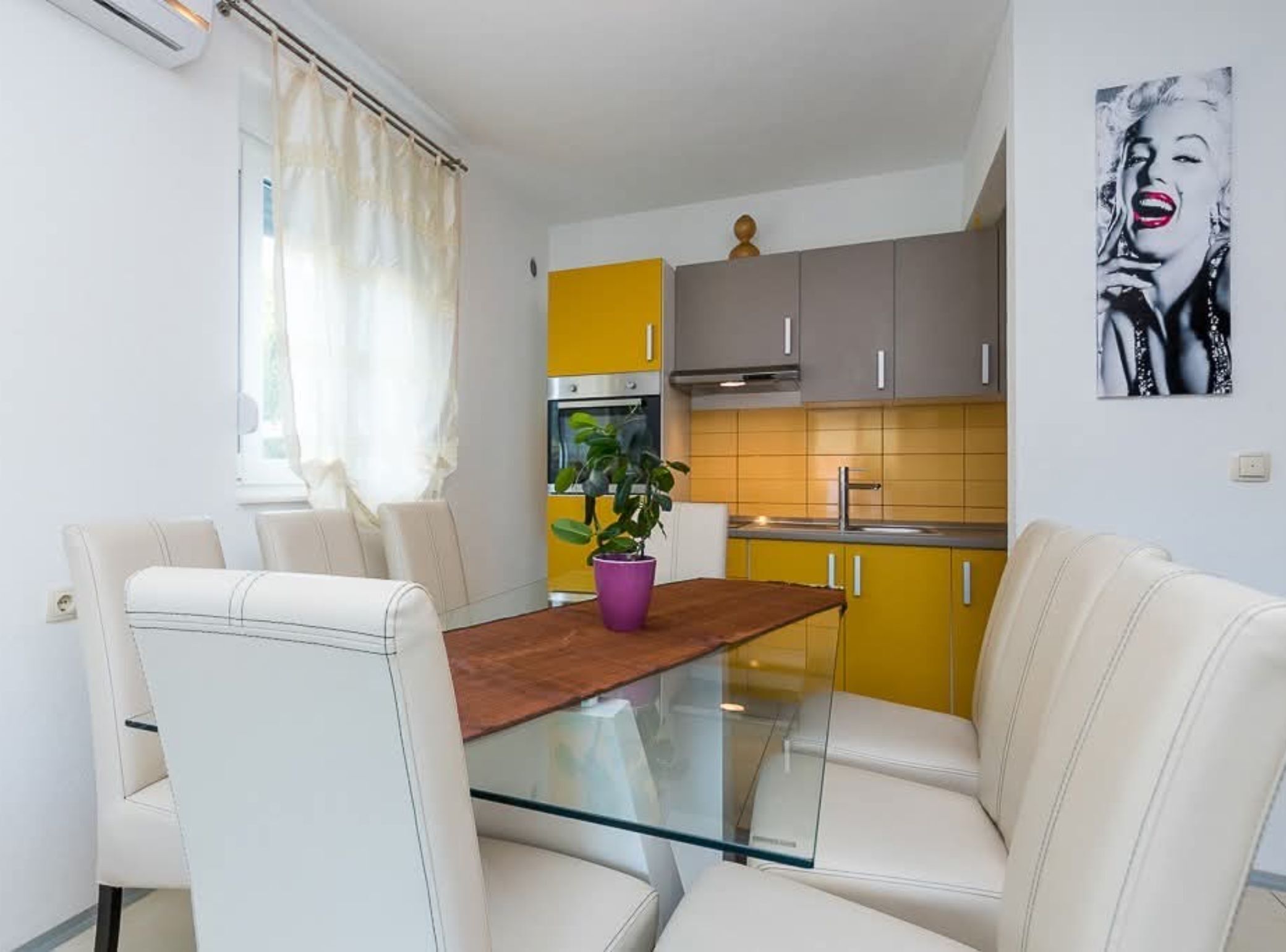Appartement (Three Bedroom Apartment with Balcony) | Salle à manger