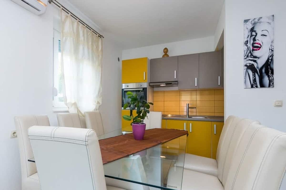 Căn hộ (Three Bedroom Apartment with Balcony) | Phòng ăn