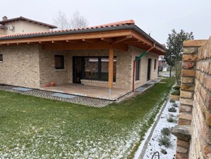 A modern brick house with a covered patio, a small pool, and a well-maintained lawn. - Bungalow "Villa Toscana" with Private Terrace, Garden, and Wi-Fi (Teltow)