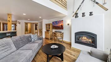 Fernseher, Kamin, Tischfußball