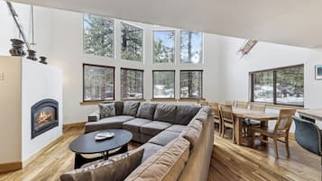 Fernseher, Kamin, Tischfußball