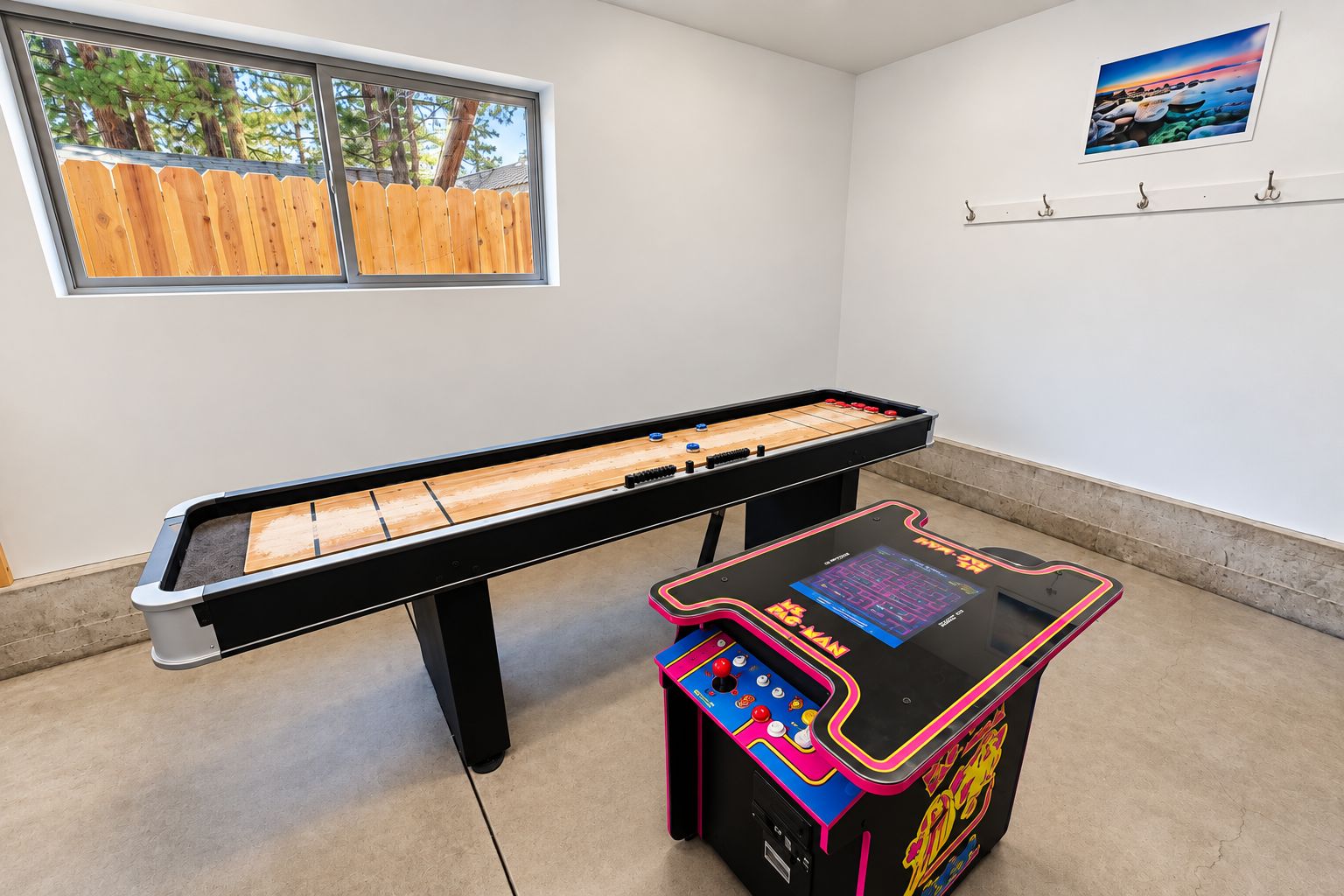 Una habitación con mesa de futbolín y juke.