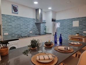 Wasserkocher mit Kaffee-/Teezubehör, Kühlschrank, Mikrowelle, Ofen