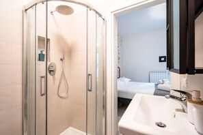 Shower, hair dryer, towels, soap - Carolina House 2 (Monopoli)