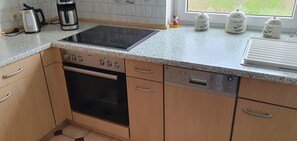 Een koelkast, een microgolfoven, een oven, een kookplaat
