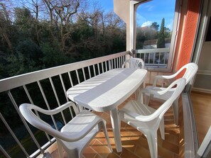 Outdoor dining - Central Studio with Terrace & Secure Parking (Arcachon)