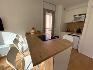 Fridge, microwave, stovetop, dishwasher - Central Studio with Terrace & Secure Parking (Arcachon)