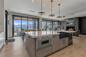 Rumah, 5 kamar tidur | Dapur pribadi | Oven, mesin pembuat kopi/teh, dan pemanggang roti