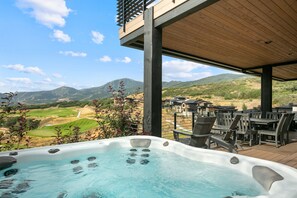 Ein Whirlpool mit Blick auf einen Golfplatz und Berge.