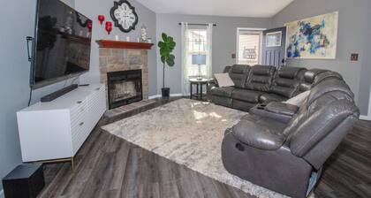 Game Plan Getaway is a 5BR, 3BA home in Waynesville, minutes from Fort Leonard Wood. Sleeps 11 and features a pool table, indoor basketball, Pac-Man arcade, smart TVs, and spacious living area, perfect for graduation stays, and family getaways!