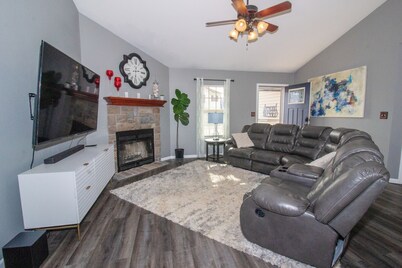 Game Plan Getaway is a 5BR, 3BA home in Waynesville, minutes from Fort Leonard Wood. Sleeps 11 and features a pool table, indoor basketball, Pac-Man arcade, smart TVs, and spacious living area, perfect for graduation stays, and family getaways!