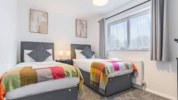 2 soverom, skrivebord, strykejern/-brett og wi-fi (inkludert)