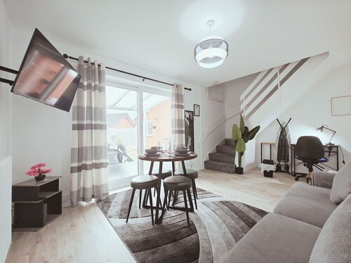 Telford Centre House with Parking, Garden, Wi-Fi