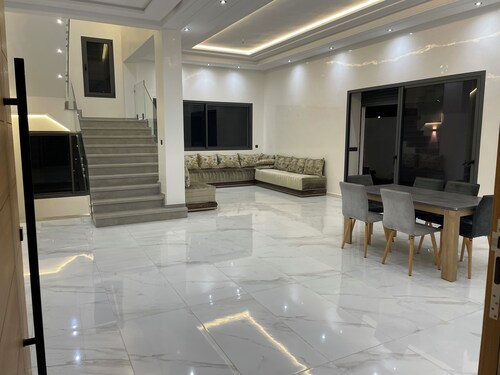 Beautiful 5-bedroom villa with AC in serene Fes neighborhood