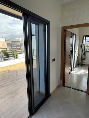 Un interior moderno con un puerta corrediza de vidrio que da a un balcón.