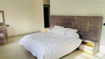 5 slaapkamers, een strijkplank/strijkijzer, wifi, beddengoed