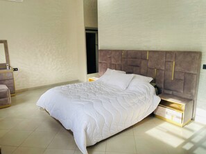 5 soverom, strykejern/-brett, wi-fi og sengetøy