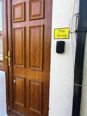 Huone, 1 makuuhuone, parveke, näköala puutarhaan | Yksityiskohta ulkoa