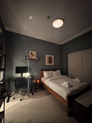 1 bedroom, iron/ironing board, WiFi, bed sheets - Pool & hot tub, amazing Marina location steps to metro & JBR beach - 1BR (Dubai)