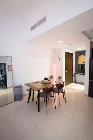 Dining - Pool & hot tub, amazing Marina location steps to metro & JBR beach - 1BR (Dubai)