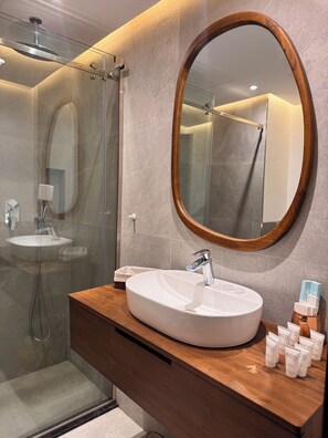 Shower, hair dryer, towels, soap - Pool & hot tub, amazing Marina location steps to metro & JBR beach - 1BR (Dubai)
