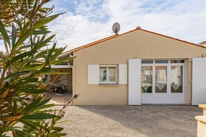 Exterior - Pleasant Holiday Home with Private Terrace and Garden (Le Château-d'Oléron)